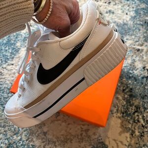 Nike Women's Legacy Size 6 Sneakers